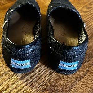 Toms black glittery slip one